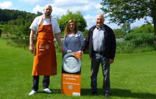 Golf-Park-Geschäftsführer Kim Tarek Kleczka (l.), Tafel-Koordinatorin Anna Conrad und Tafel-Mitarbeiter Bernd Reuter