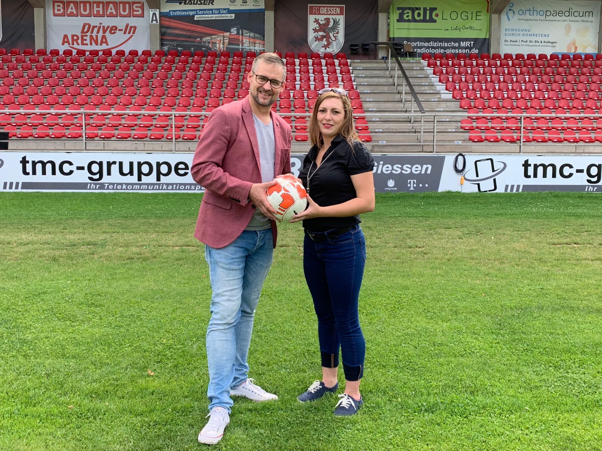 Dirk Schäfer (l.), Leiter Marketing beim FC Gießen, und Tafel-Koordinatorin Anna Conrad freuen sich auf die künftige Zusammenarbeit.