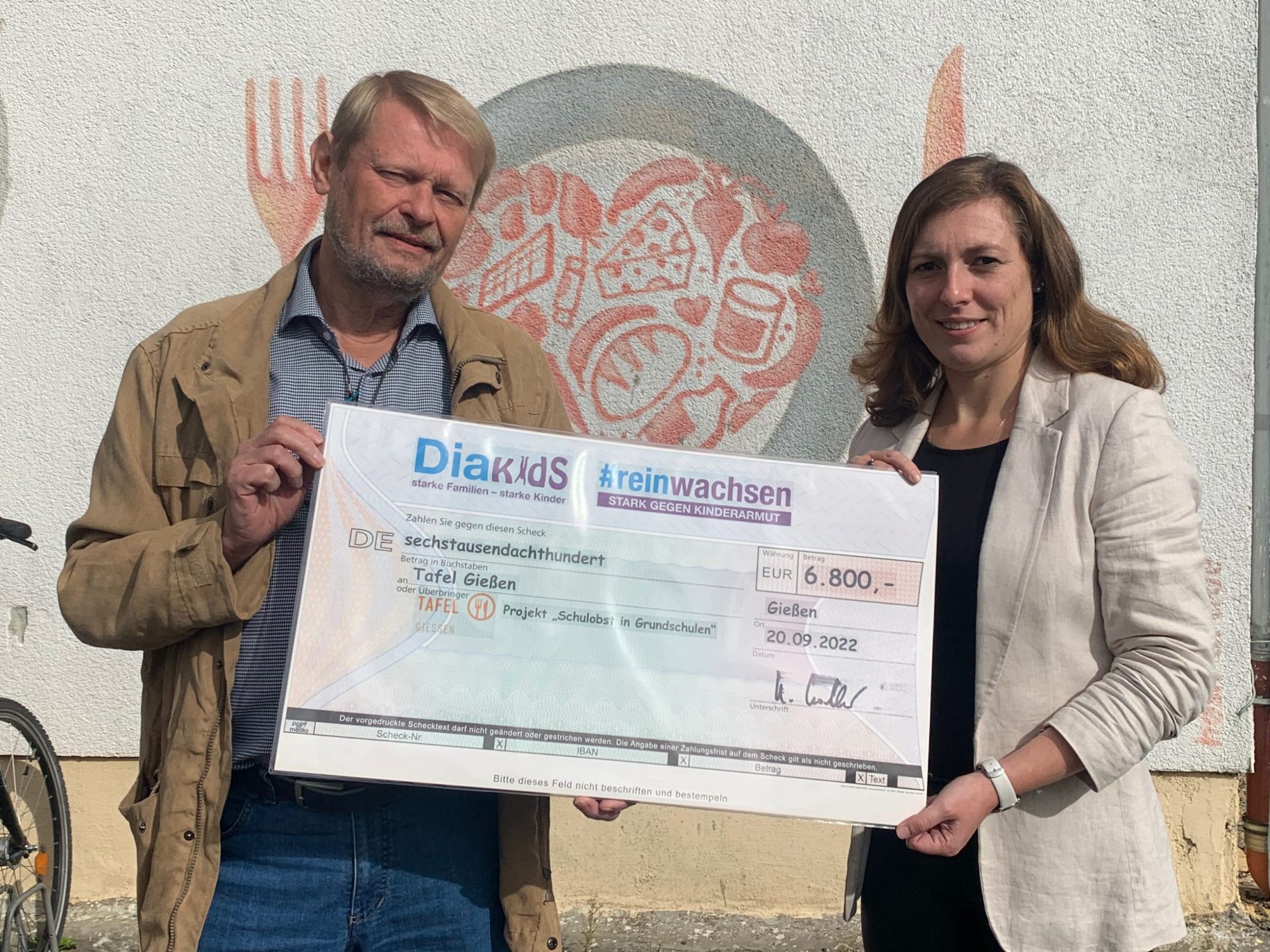 DiaKids spendet 6.800 Euro für das Schulobstfrühstück