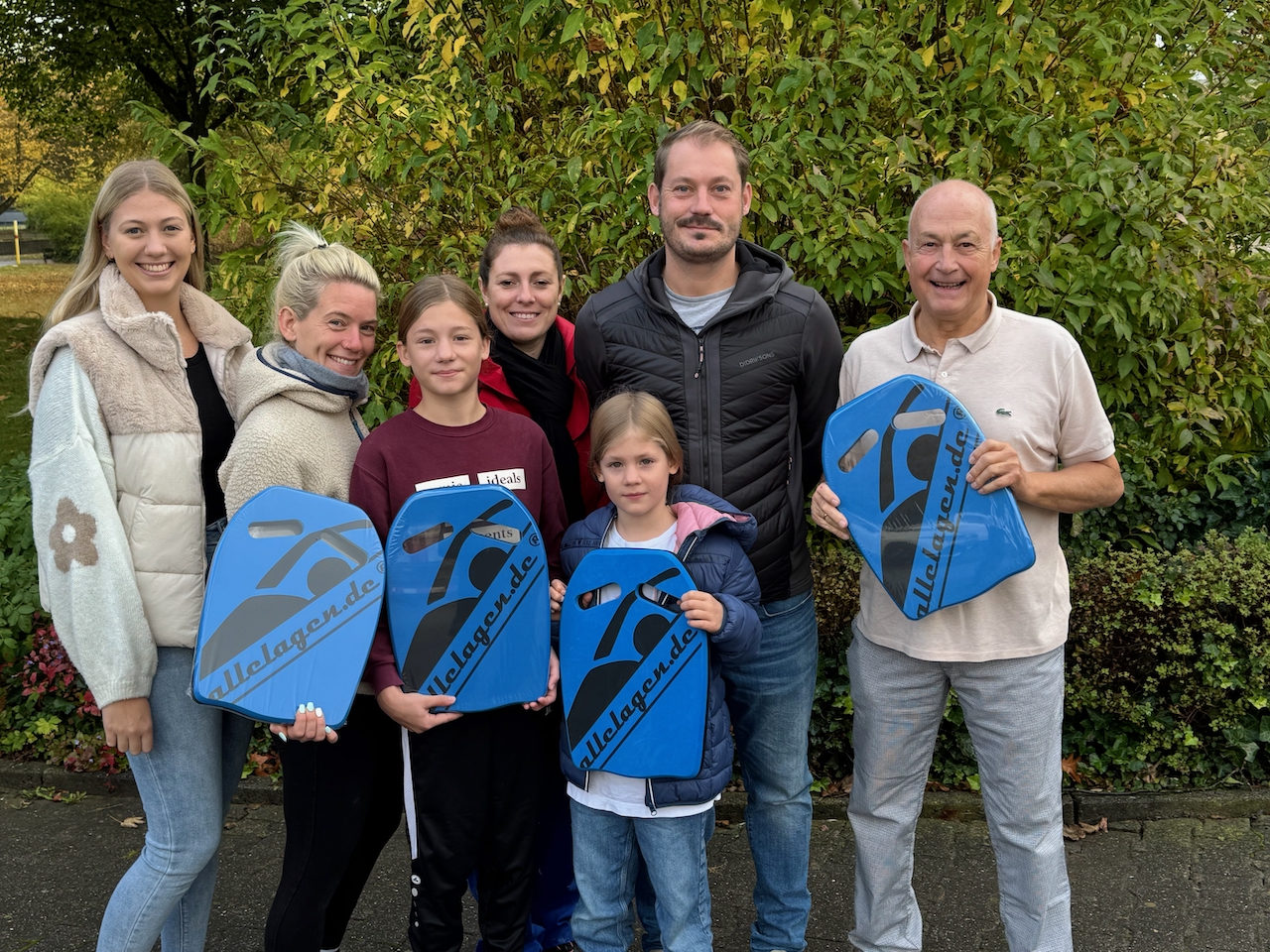 Tafel-Leiterin Anna Conrad (Mitte) und Tafel-Mitarbeiter Bernd Reuter (r.) freuen sich über das tolle Engagement von Schwimmlehrer Stefan Melms uns seinem Team.