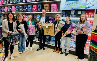 Emel Costa (Tafel), Vivian Schlösser, Leonie Krause, Murat Avci (alle Galeria), Ira Burg-Männche, Birgit Göpfert und Luisa Rühl (alle J.H. Fuhr) rufen wieder zu Einschulungspatenschaften für sozial benachteiligte Kinder auf.